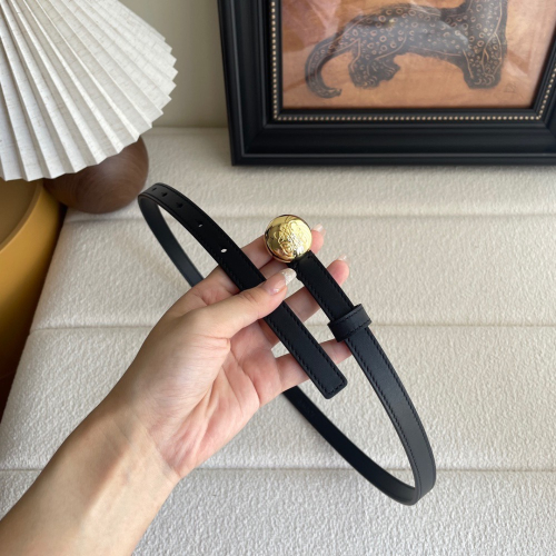 羅意威新款光滑牛皮革腰帶，飾以金屬LOEWE品牌標誌，寬1.5cm，五孔調節。顏色：黑色
