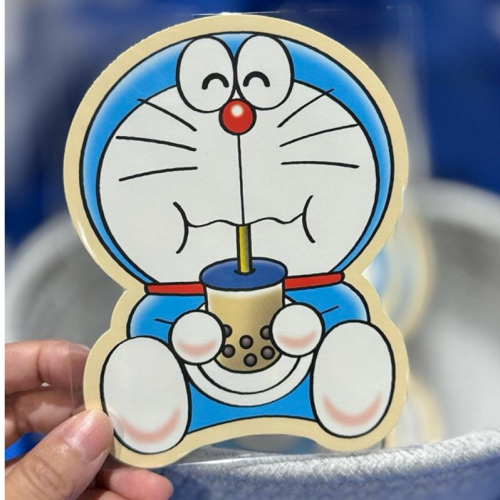 花點甜-現貨100%哆啦A 夢與好朋友巡迴特展台灣限定款-哆啦喝珍珠奶茶裁型明信片