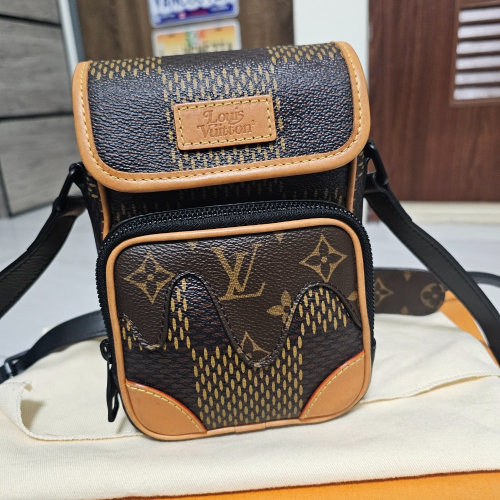 LV 路易威登 Nigo聯名款 NANO AMAZ ONE N40357 信差袋 相機包 肩背包 斜挎包 現貨